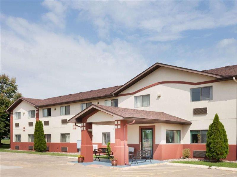Super 8 By Wyndham Washington/Peoria Area Motel Exterior photo