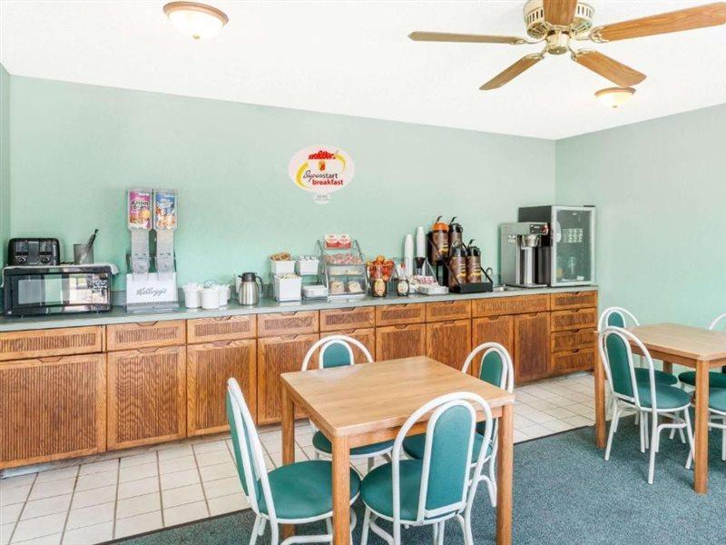 Super 8 By Wyndham Washington/Peoria Area Motel Exterior photo