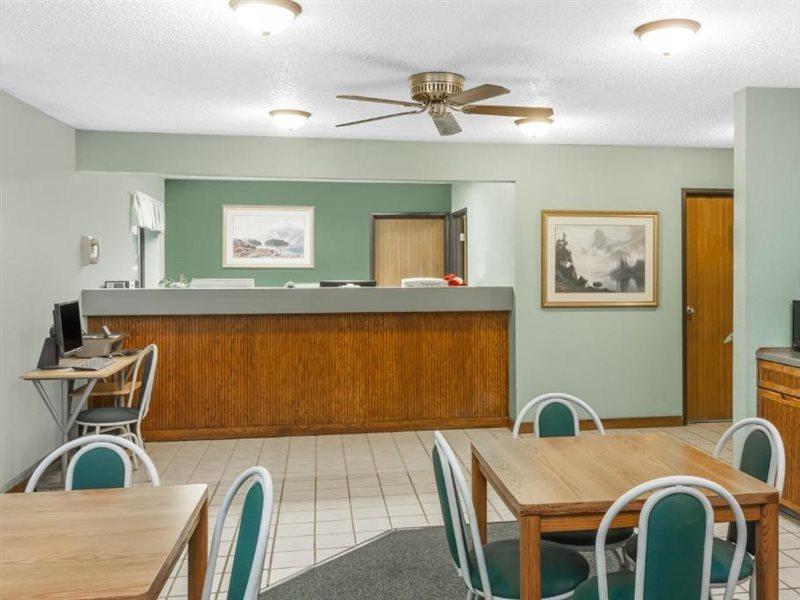 Super 8 By Wyndham Washington/Peoria Area Motel Exterior photo