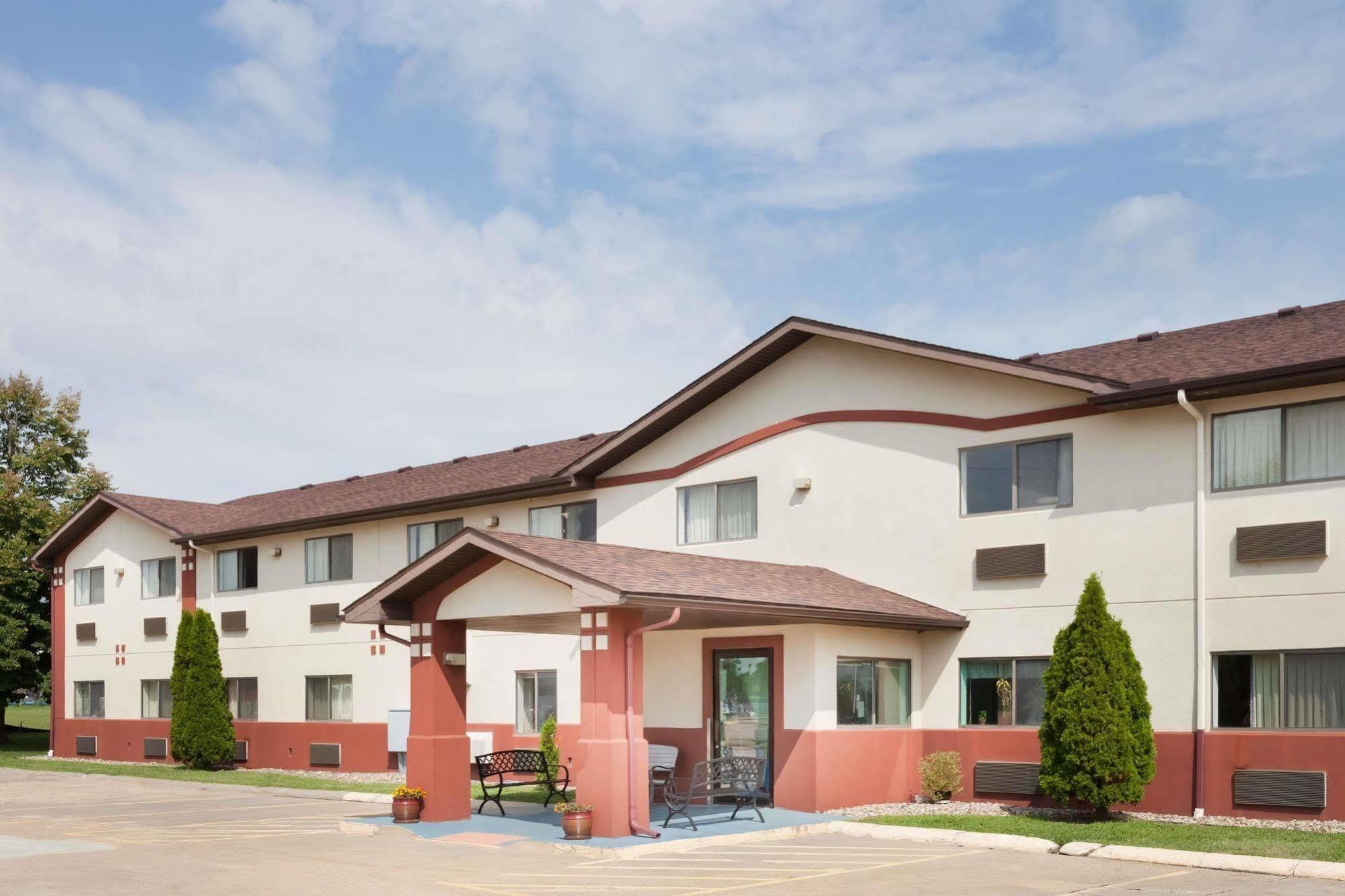 Super 8 By Wyndham Washington/Peoria Area Motel Exterior photo