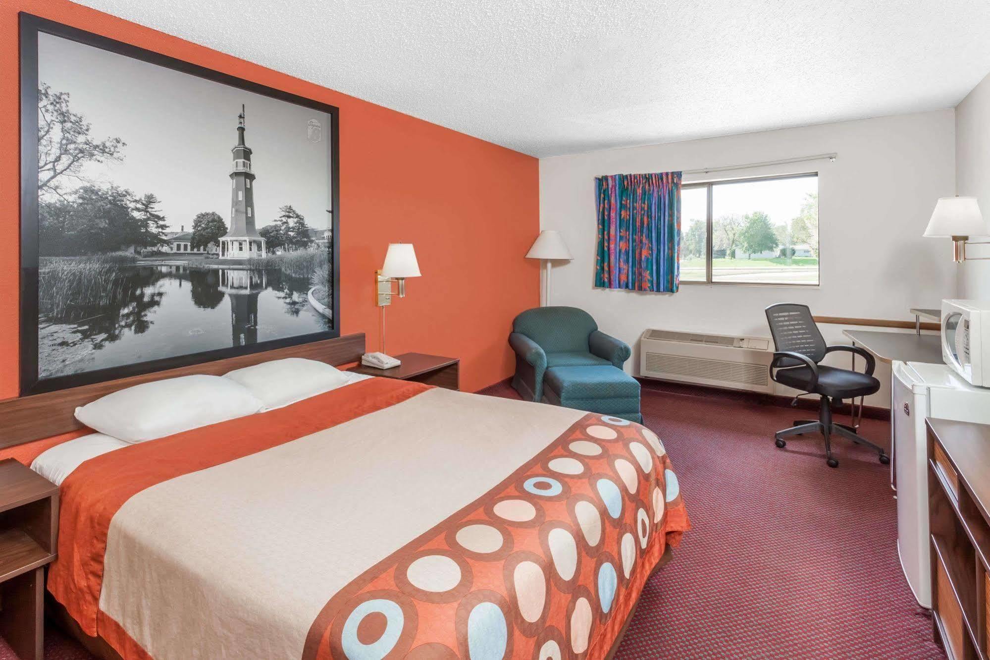 Super 8 By Wyndham Washington/Peoria Area Motel Exterior photo