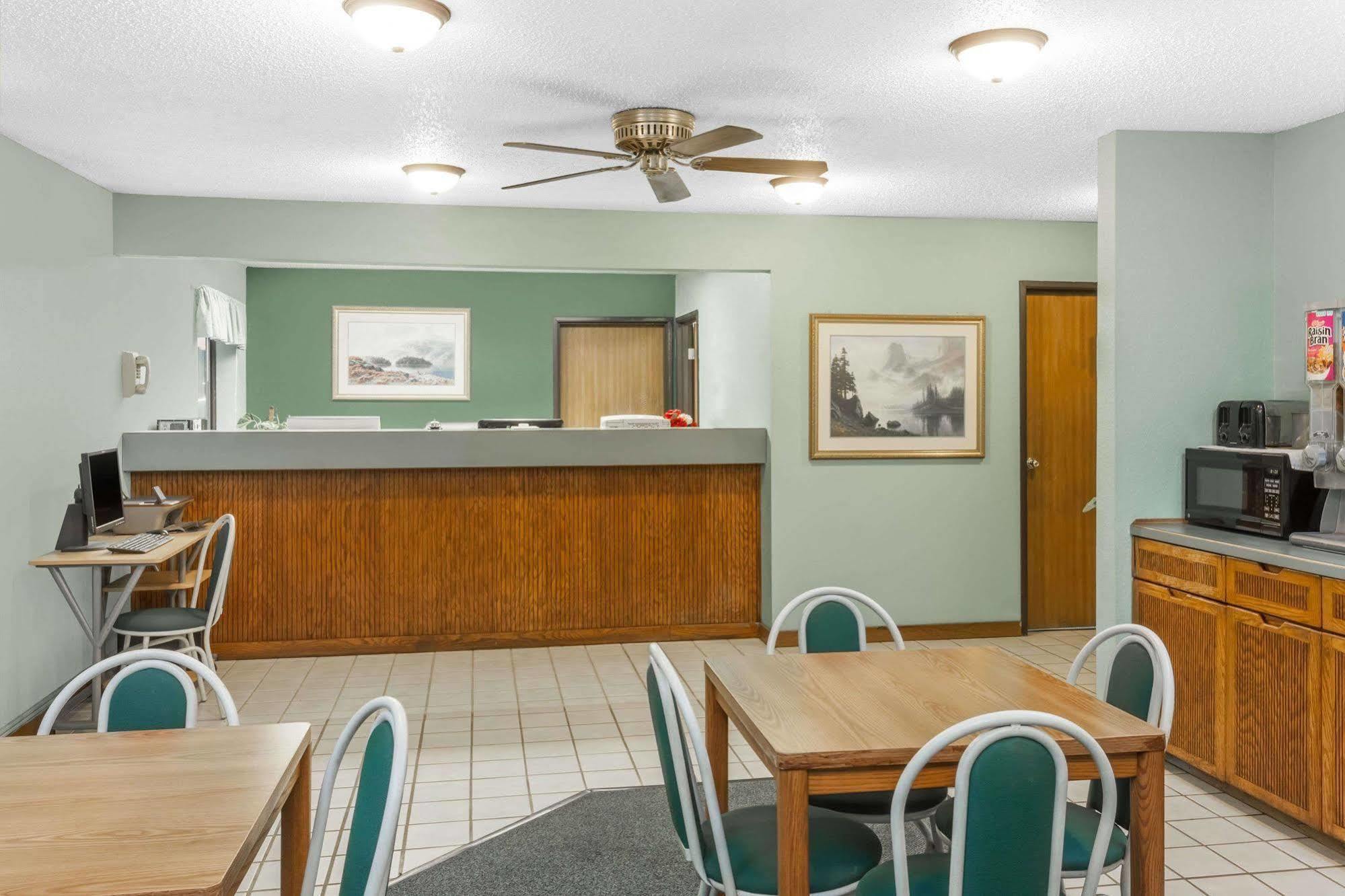 Super 8 By Wyndham Washington/Peoria Area Motel Exterior photo