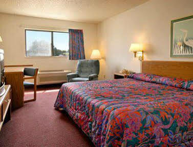 Super 8 By Wyndham Washington/Peoria Area Motel Exterior photo